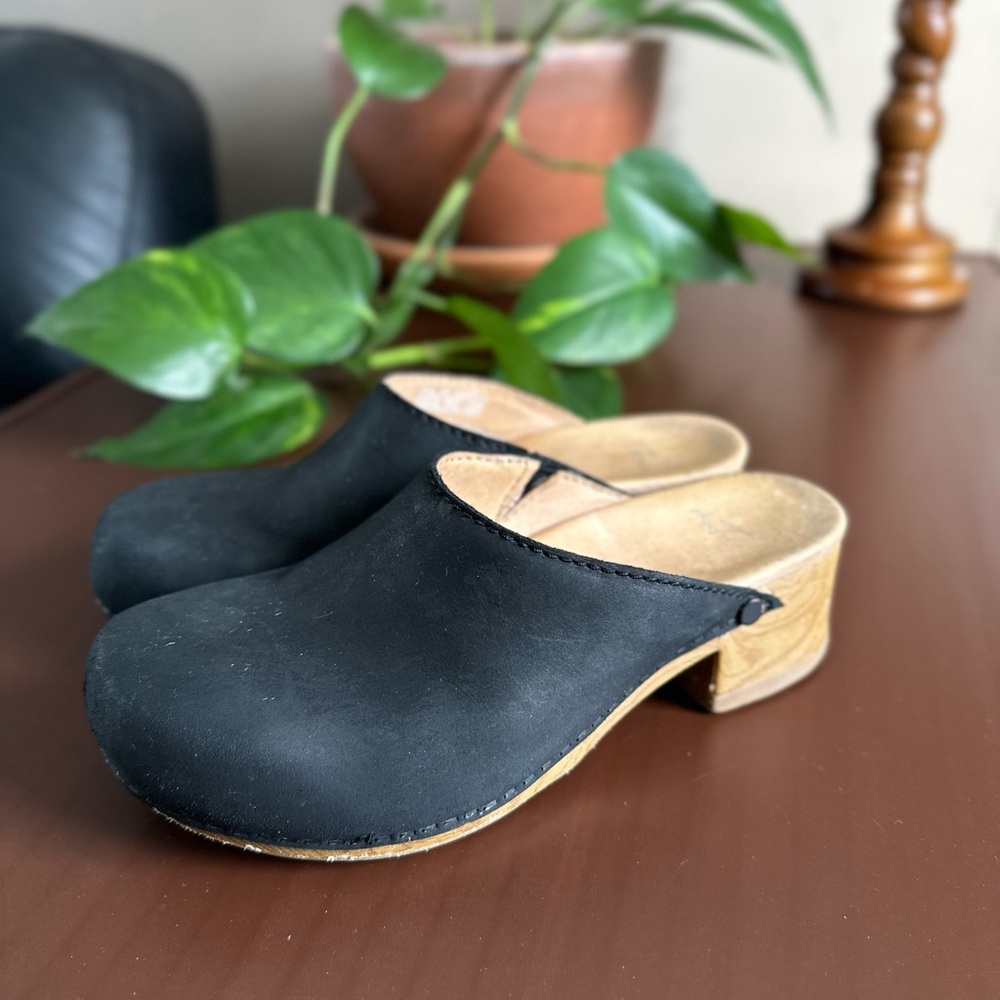 Dansko Black Leather Clogs, Womens 38 (7.5-8)
